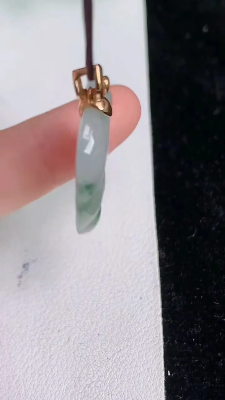天然A货翡翠飘花金枝玉叶 叶子吊坠，尺寸29-19.2-4，重:4.96g
6月18日