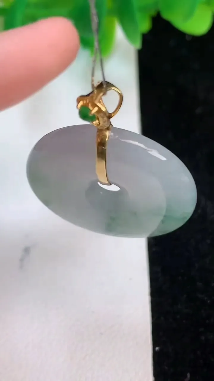 天然A货翡翠18k金飘花平安扣吊坠，尺寸27.6-5，重量:8.73g
6月18日