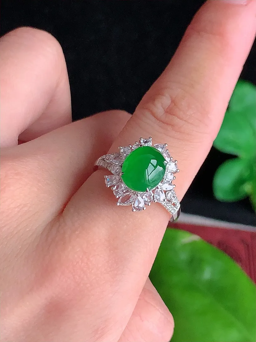 天然A货翡翠18K金伴钻镶嵌阳绿蛋面戒指 圈口17.6裸石尺寸9×7.3mm 重量4.50g 0617