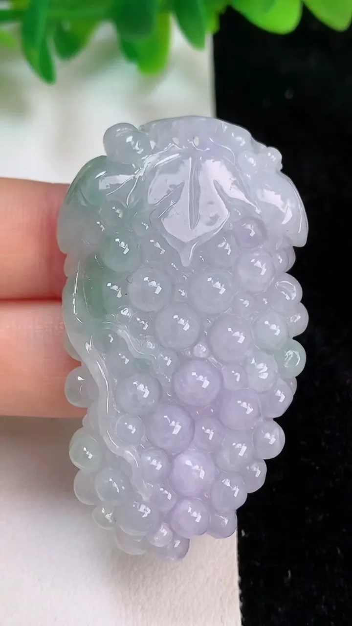 天然A货翡翠春带彩紫罗兰多子多福 葡萄吊坠，尺寸55.2-30.7-10.6，重量:29.71g
6