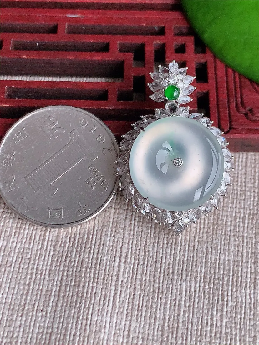 天然A货翡翠18K金伴飘绿平安扣吊坠尺寸34.3×22.4×11.2裸石17.4m量11.19g 0617