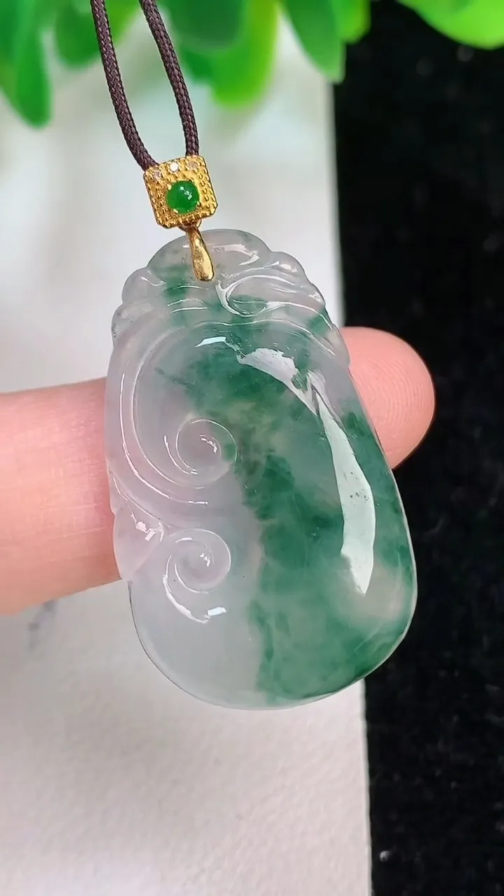 天然A货翡翠种飘花如意吊坠，尺寸30.7-18.2-4.5，重量:4.66g
6月18日