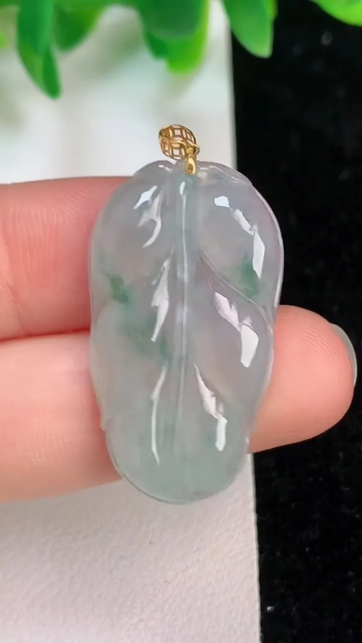 天然A货翡翠种飘花金枝玉叶 叶子吊坠，尺寸31.8-17.5-4.4，重量:5.08g
6月18日