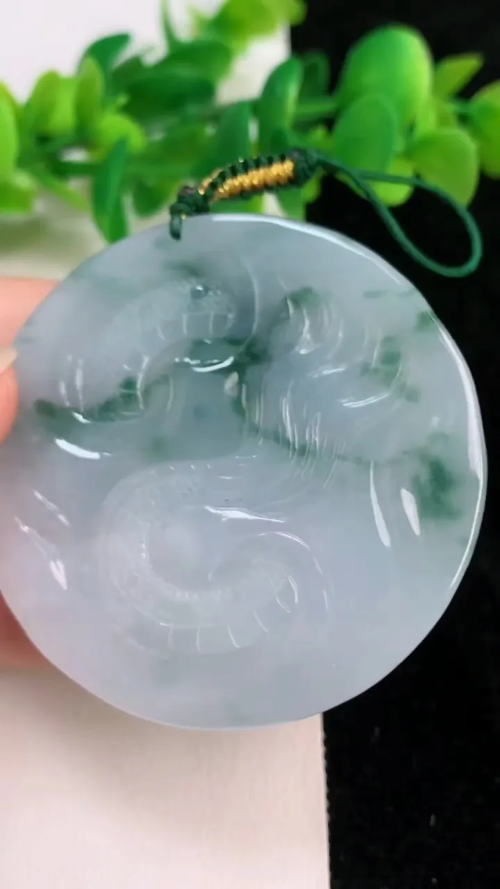 天然A货翡翠飘花龙牌吊坠，尺寸53.8-11.7，重量:57.10g
6月18日