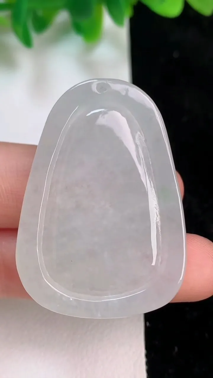 天然A货翡翠生肖猪吊坠，尺寸42.7-30.3-7.5，重量:16.86g
6月18日