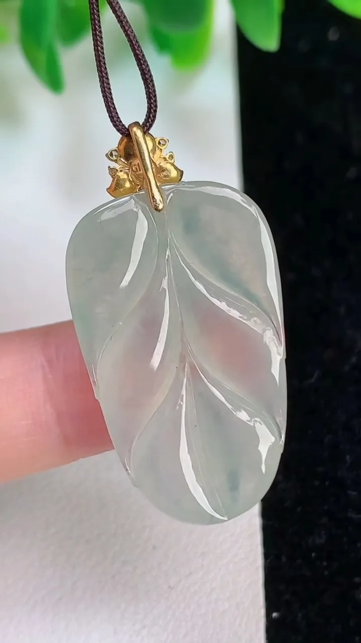 天然A货翡翠种飘花金枝玉叶 叶子吊坠，尺寸30-18.2-5，重量:5.23g
6月18日