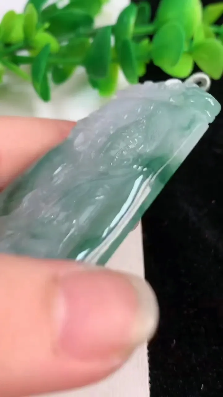 天然A货翡翠大势至观音菩萨吊坠，尺寸76-48.3-5.5，重量:43.08g
6月18日