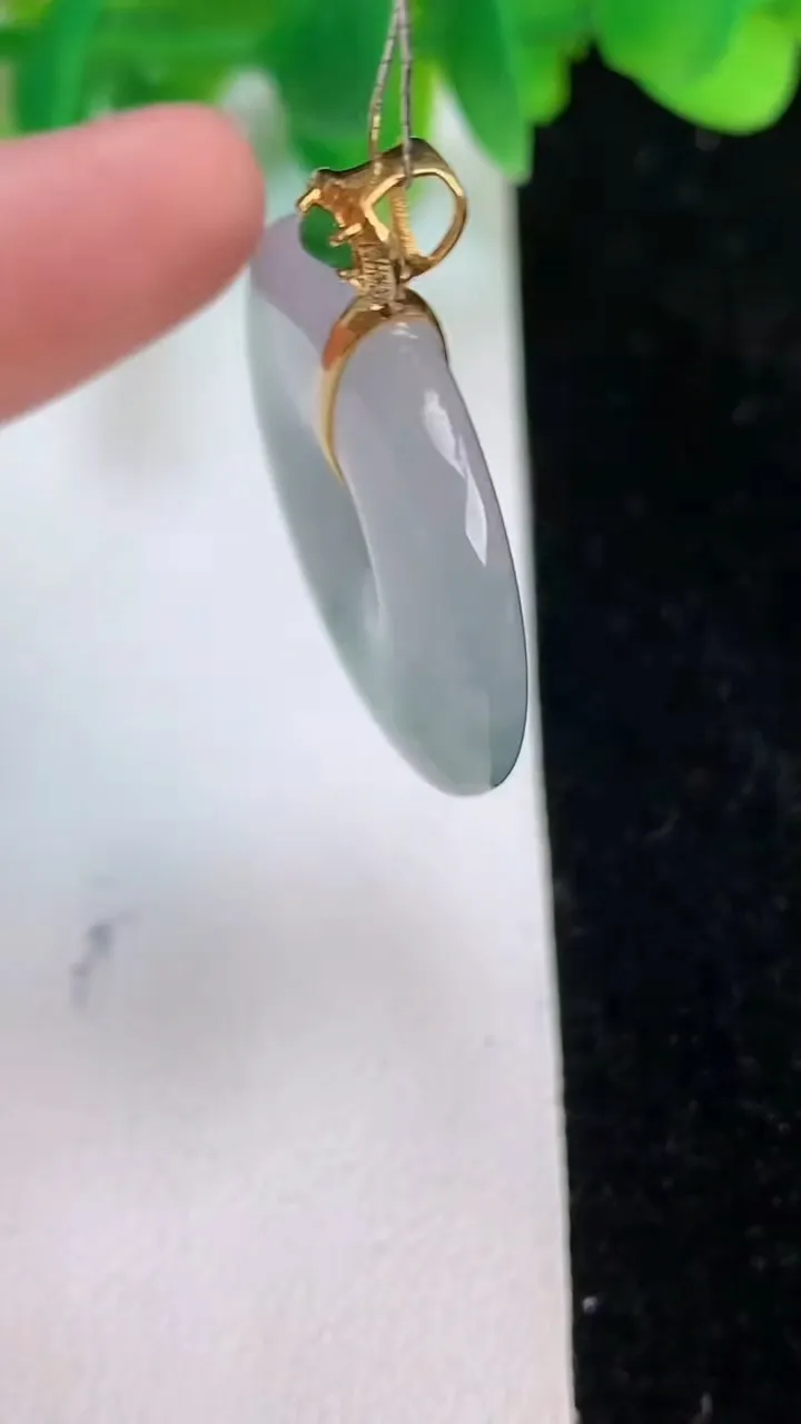 天然A货翡翠18k金飘花平安扣吊坠，尺寸27.6-5，重量:8.73g
6月18日