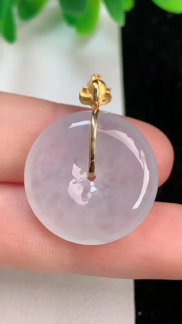 天然A货翡翠平安扣吊坠，尺寸22.3-4.7，重量:5.20g
6月18日