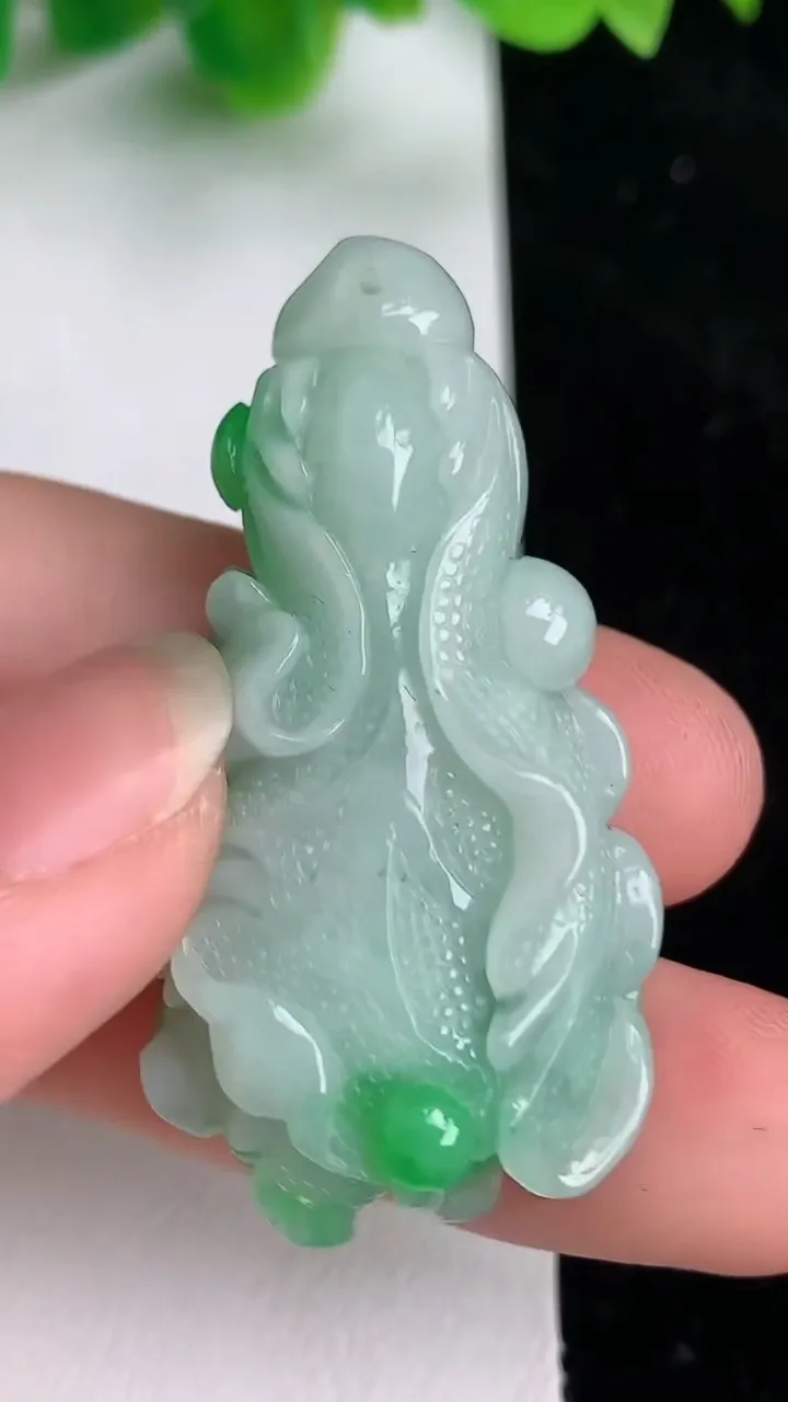 天然A货翡翠白菜吊坠，尺寸44.6-23.7-10.8，重:16.94g
6月18日
