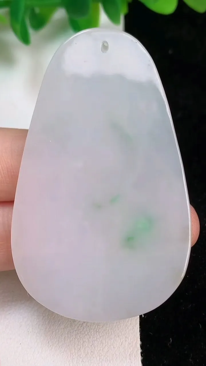 天然A货翡翠观音菩萨吊坠，尺寸60.7-37.3-6，重:24.38g
6月18日