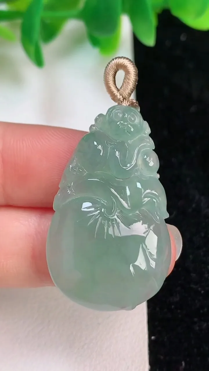 天然A货翡翠寿桃吊坠，尺寸32.8-21-5.3，重量:6.58g
6月18日