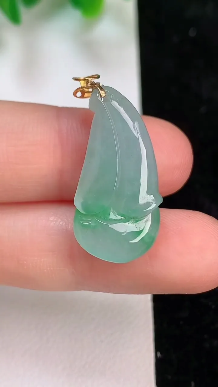 天然A货翡翠玉兰花吊坠，尺寸25.7-13.5-8，重量:3.94g
6月18日