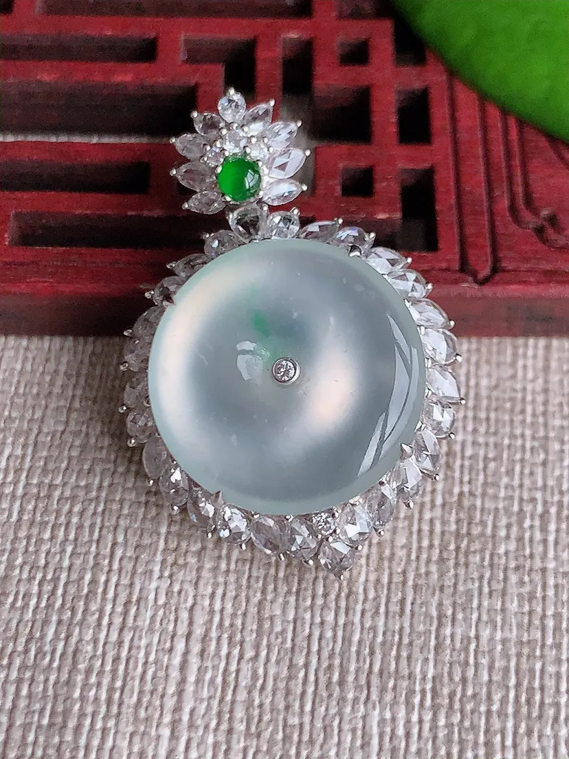 天然A货翡翠18K金伴飘绿平安扣吊坠尺寸34.3×22.4×11.2裸石17.4m量11.19g 0617