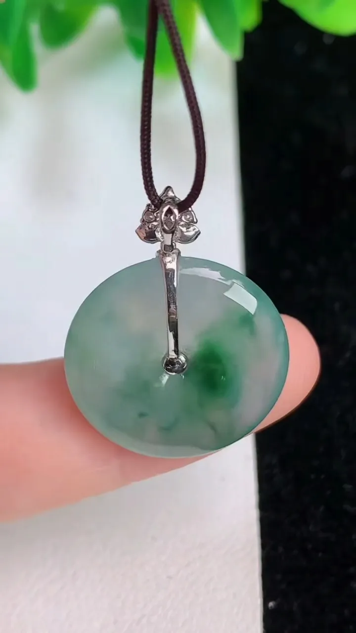 天然A货翡翠18k金飘花平安扣吊坠，尺寸19.5-4，重量:3.32g
6月18日