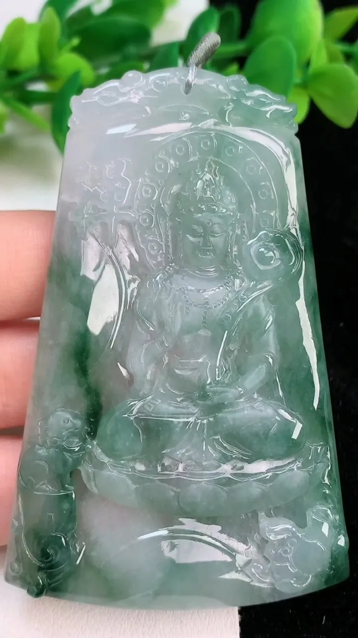 天然A货翡翠大势至观音菩萨吊坠，尺寸76-48.3-5.5，重量:43.08g
6月18日