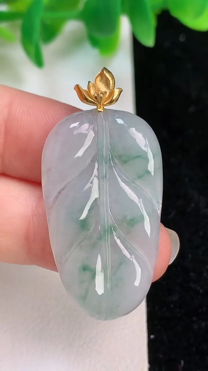 天然A货翡翠18k金飘花金枝玉叶 叶子吊坠，尺寸34-20.2-3.5，重量:5.22g
6月18日