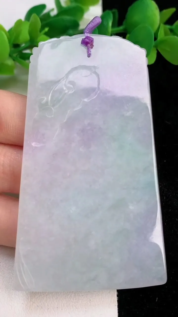 天然A货翡翠春带彩紫罗兰普贤菩萨吊坠，尺寸77.4-45.5-6，重量:46.08g
6月18日