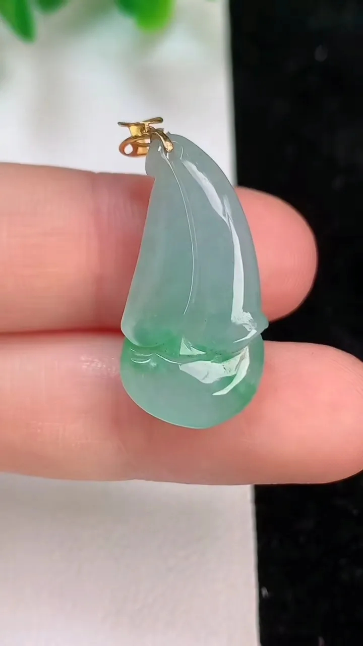 天然A货翡翠玉兰花吊坠，尺寸25.7-13.5-8，重量:3.94g
6月18日