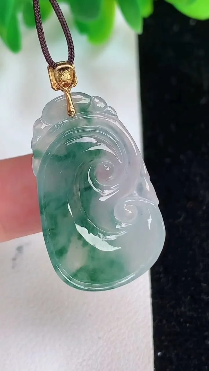 天然A货翡翠种飘花如意吊坠，尺寸30.7-18.2-4.5，重量:4.66g
6月18日