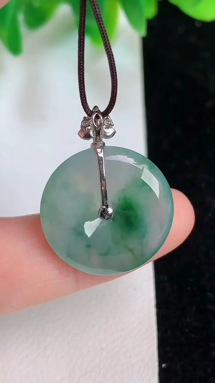 天然A货翡翠18k金飘花平安扣吊坠，尺寸19.5-4，重量:3.32g
6月18日