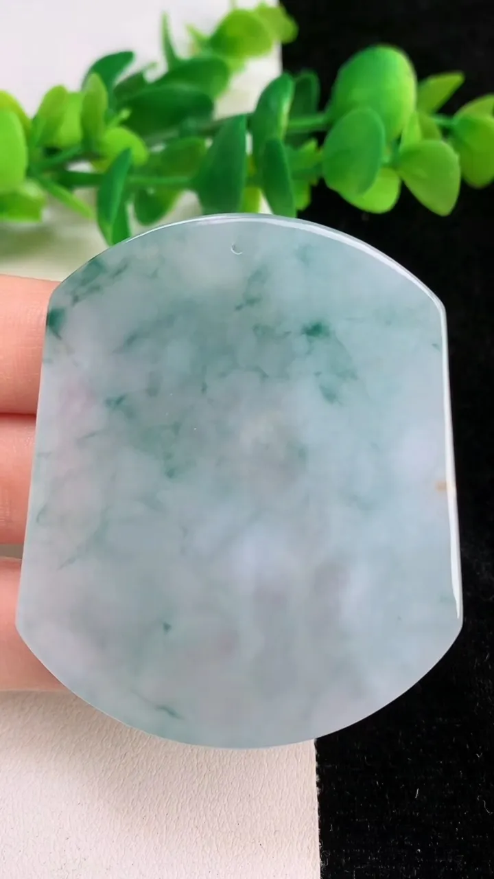 天然A货翡翠飘花生肖虎吊坠，尺寸56.7-47.8-5.7，重量:33.73g
6月18日