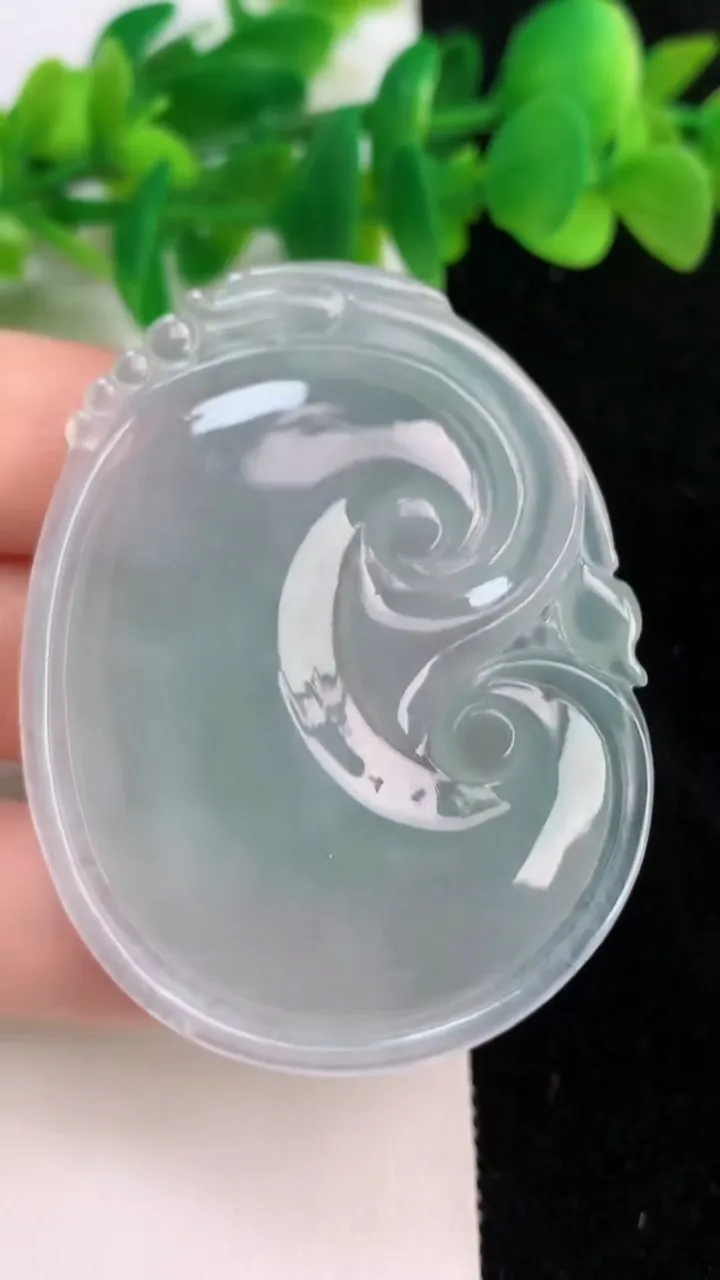 天然A货翡翠如意吊坠，尺寸52.4-40.7-6，重量:22.52g
6月18日