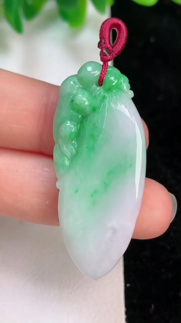 天然A货翡翠福瓜吊坠，尺寸43-18.5-5.8，重量:8.66g
6月18日