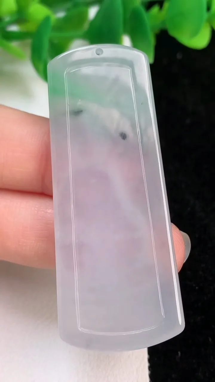天然A货翡翠观音菩萨吊坠，尺寸56.8-22-4.2，重量:16.55g
6月18日