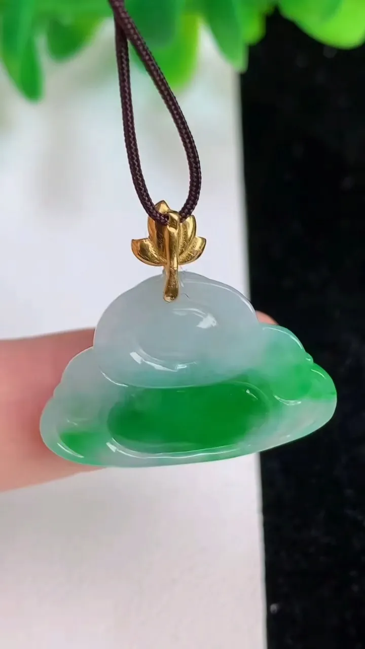 天然A货翡翠佛公吊坠，尺寸16.8-25.3-4.4，重量:2.97g
6月18日
