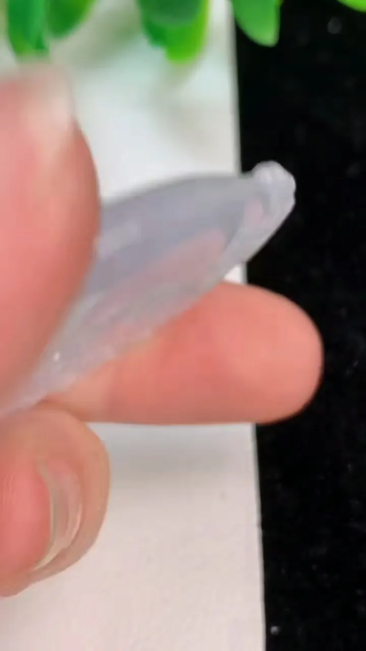 天然A货翡翠如意吊坠，尺寸39.2-28.5-5.2，重量:10.00g
6月18日