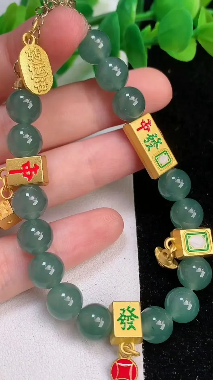 天然A货翡翠圆珠手链，尺寸8.8，重量:30.65g6月18日
工厂直销收藏佳品,种好水足，色泽均匀，有种有色，上手高大气！