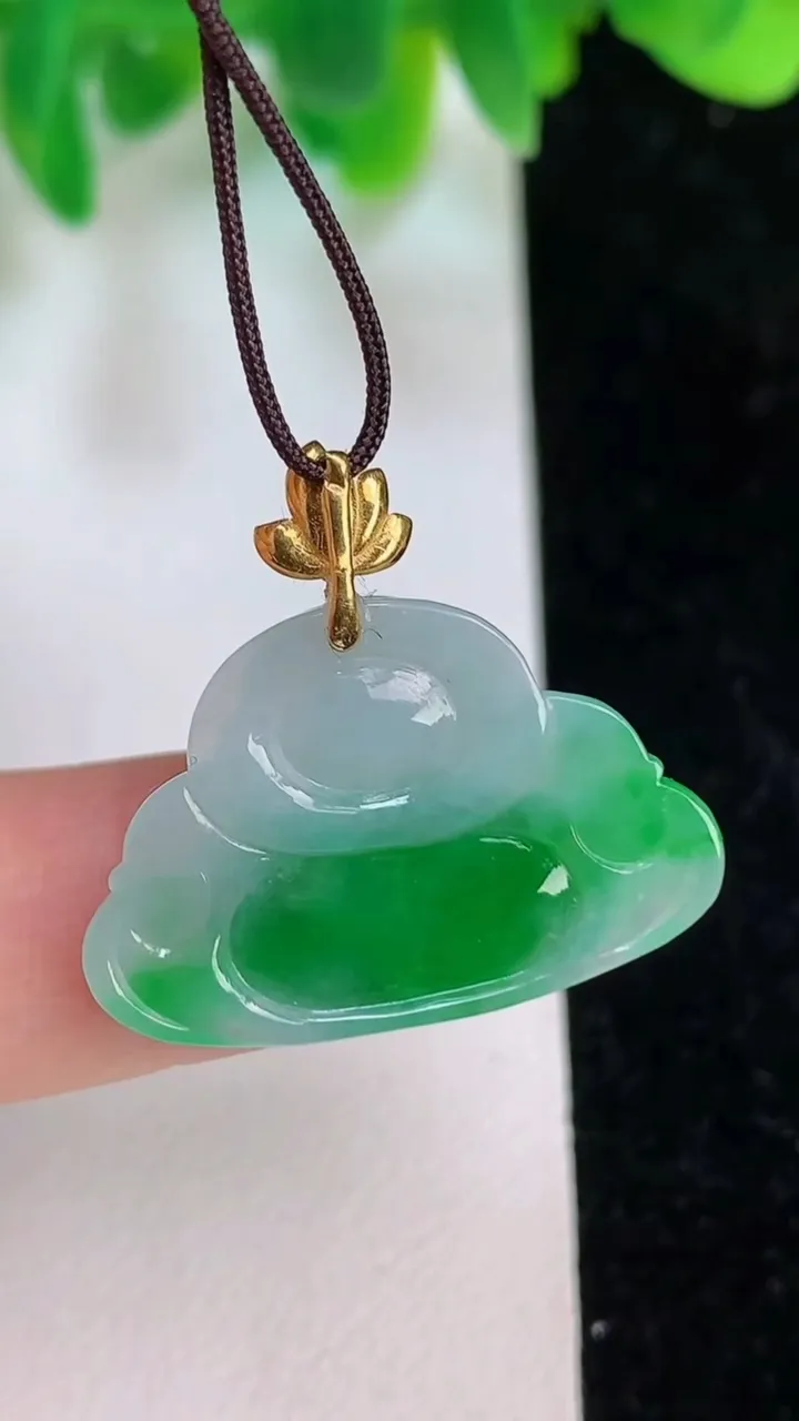 天然A货翡翠佛公吊坠，尺寸16.8-25.3-4.4，重量:2.97g
6月18日