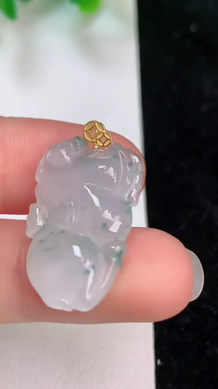 天然A货翡翠18k金飘花唐马吊坠，尺寸24.6-15.7-4.4，重量:3.36g
6月18日