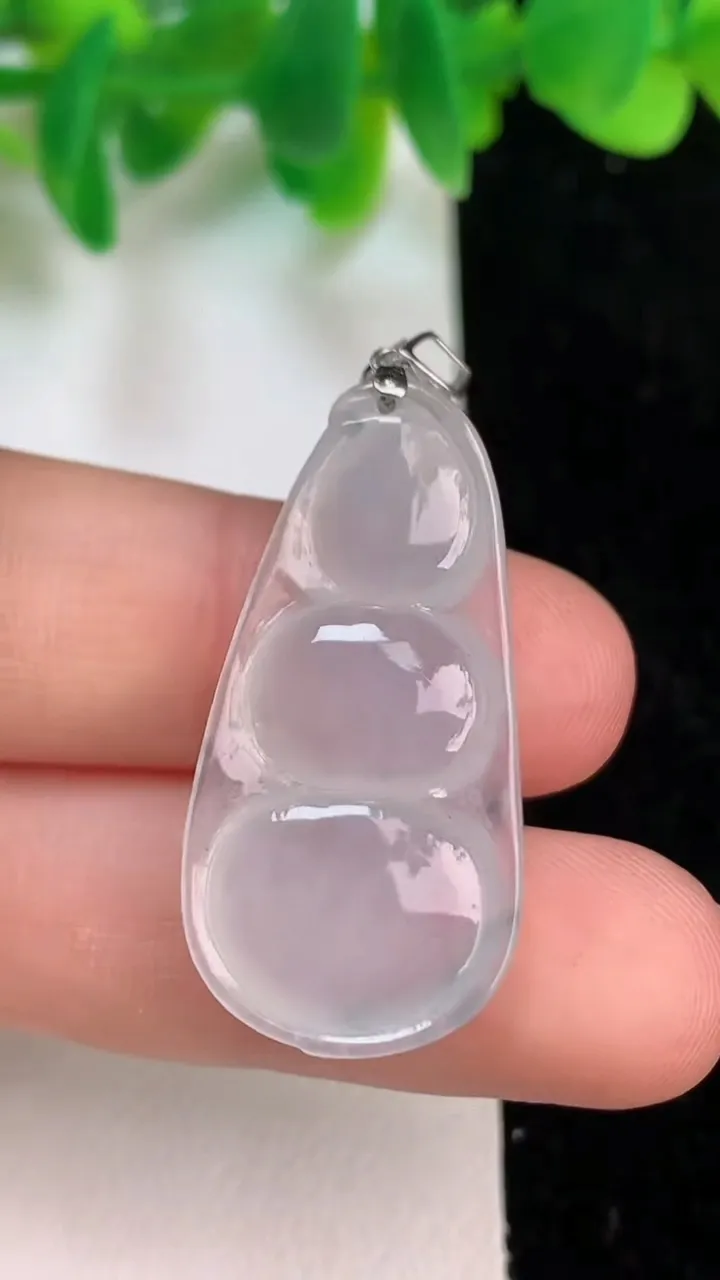 天然A货翡翠种福豆吊坠，尺寸33.4-16.3-5，重量:4.80g
6月18日