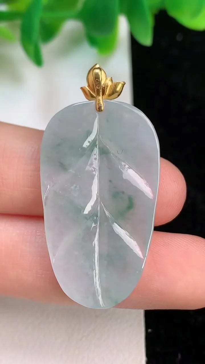 天然A货翡翠18k金飘花金枝玉叶 叶子吊坠，尺寸34-20.2-3.5，重量:5.22g
6月18日