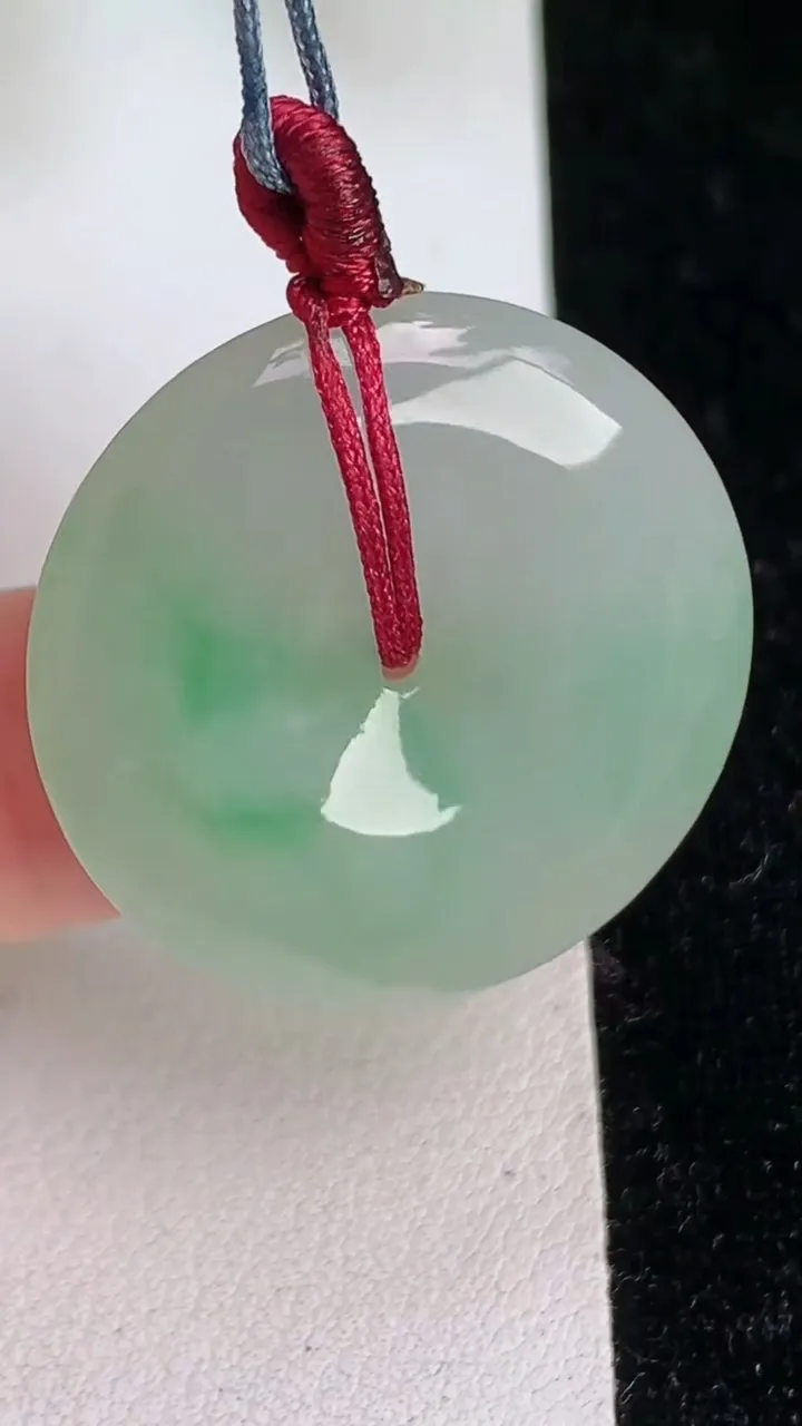 天然A货翡翠平安扣吊坠，尺寸26.7-5，重量:7.56g
6月18日