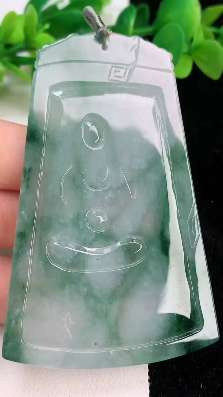 天然A货翡翠大势至观音菩萨吊坠，尺寸76-48.3-5.5，重量:43.08g
6月18日