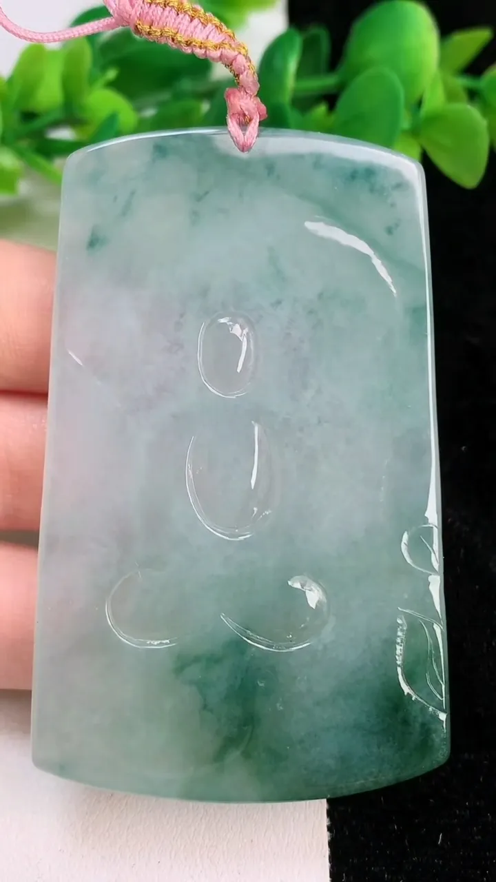 天然A货翡翠飘花大日如来吊坠，尺寸69.8-34.4-5，重量:40.00g
6月18日