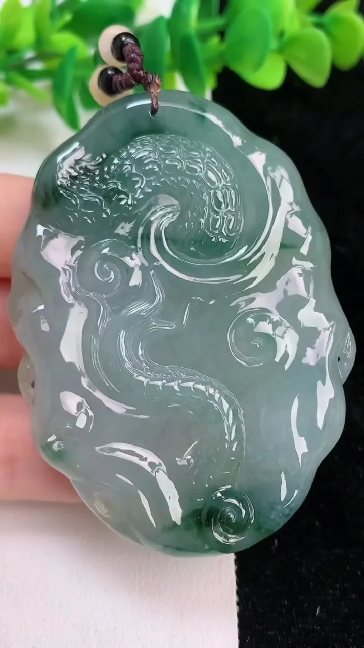 天然A货翡翠种飘花龙牌吊坠，尺寸67.5-50.8-12.2，重:75.65g
6月18日