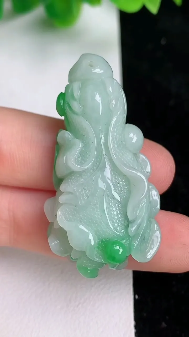 天然A货翡翠白菜吊坠，尺寸44.6-23.7-10.8，重:16.94g
6月18日