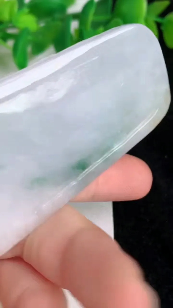 天然A货翡翠飘花山水牌吊坠，尺寸70-37-10，重:47.05g
6月18日