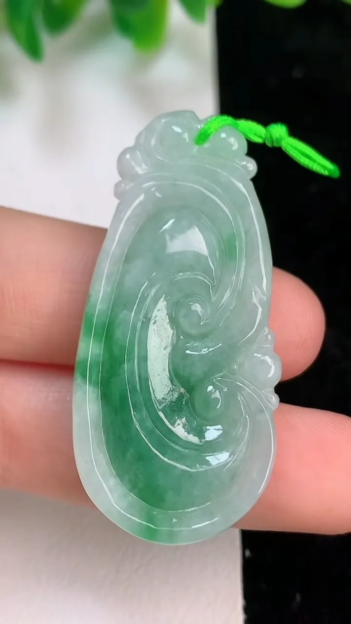 天然A货翡翠如意吊坠，尺寸44.8-20.4-5.7，重量:9.50g
6月18日
