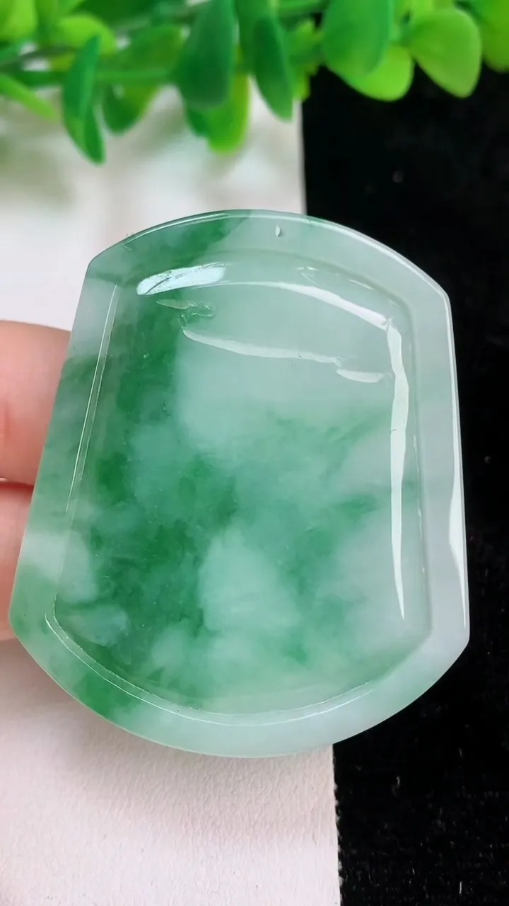 天然A货翡翠普贤菩萨吊坠，尺寸53.5-45.3-6.6，重:30.38g
6月18日