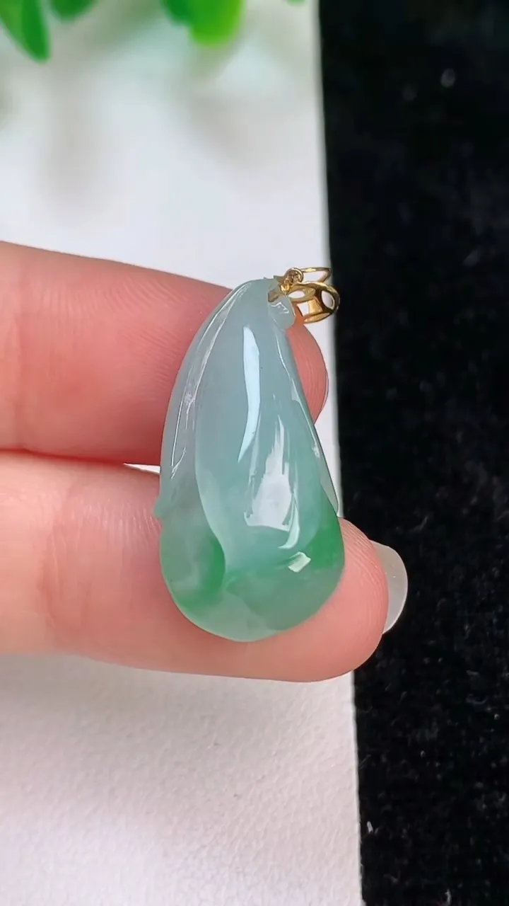天然A货翡翠玉兰花吊坠，尺寸25.7-13.5-8，重量:3.94g
6月18日