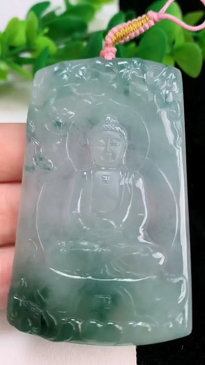天然A货翡翠飘花大日如来吊坠，尺寸69.8-34.4-5，重量:40.00g
6月18日