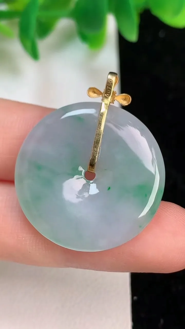 天然A货翡翠平安扣吊坠，尺寸36.7-3.7，重量:5.84g
6月18日
