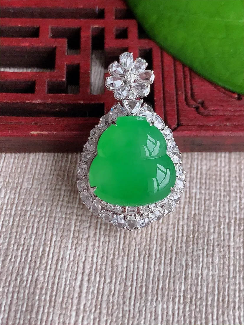 天然A货翡翠18K金伴阳绿葫芦吊坠尺寸28.4×17.2×12.4裸石13.6×13.2m量6.28g 0617