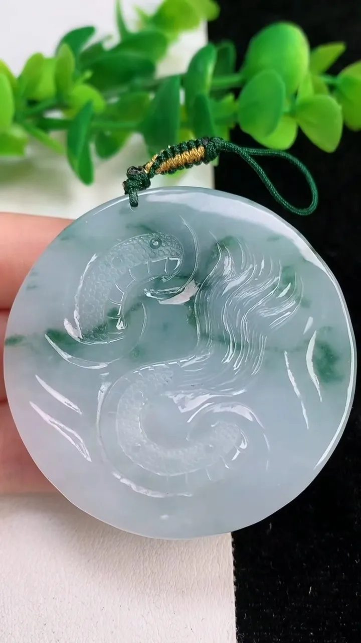 天然A货翡翠飘花龙牌吊坠，尺寸53.8-11.7，重量:57.10g
6月18日