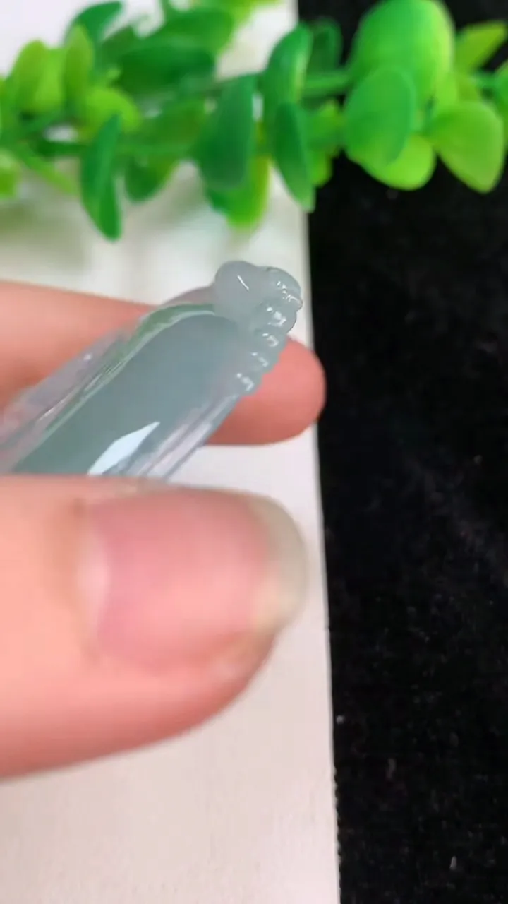 天然A货翡翠如意吊坠，尺寸52.4-40.7-6，重量:22.52g
6月18日